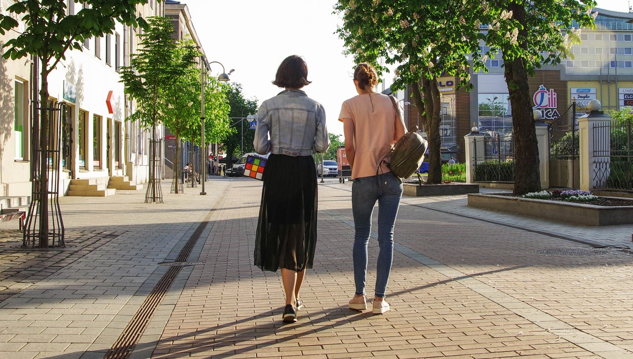 Ostajapersoonat kaksi naista kävelee kadulla.